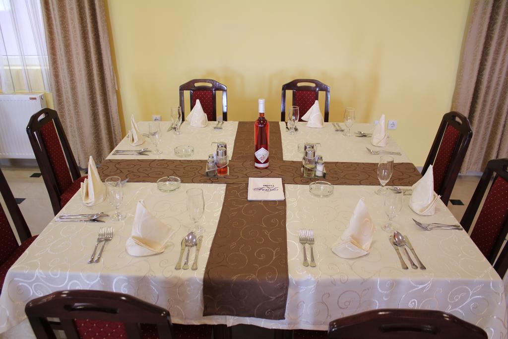 Hotel Feniks Požarevac Buitenkant foto